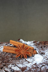 Badiane et cannelle sur copeaux de chocolat et sucre glace