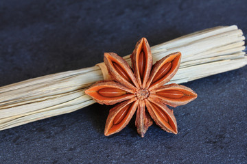 Citronnelle et badiane sur fond en ardoise 