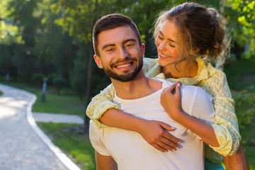 Obraz premium Love story in the summer park. 