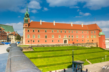 Fototapeta na wymiar Reflecting surface of fountain and Warsaw, Poland old town marketplace square and colorful houses