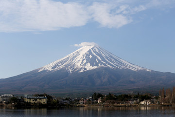 Fototapeta premium Kawaguchiko lake and views of Mount Fuji.