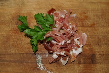 Speck spezzettato sul tagliere