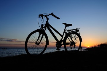 Naklejka na ściany i meble Bicycle Silhouette at sunset