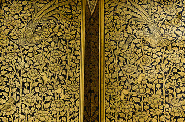 Fototapeta na wymiar Gild Lacquer Art In Classic Thai Art Style Is The Temple Door.