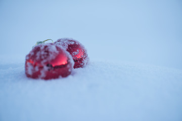 Obraz na płótnie Canvas christmas ball in snow
