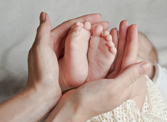 Obraz na płótnie Canvas мама и ребенок. новорожденный в руках.