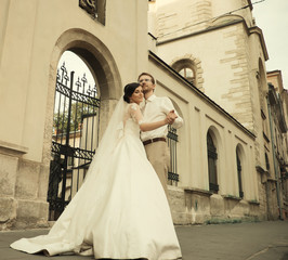 Obraz premium romantic young couple celebrating their marriage