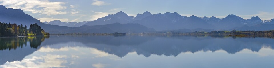 Forggensee in Bayern mit Spiegelung der Alpen