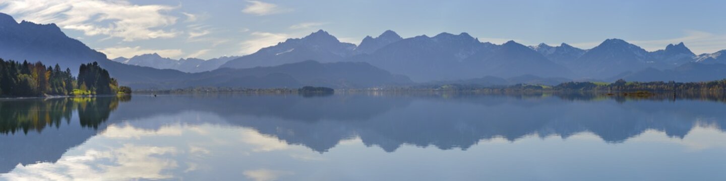 Forggensee in Bayern mit Spiegelung der Alpen © Wolfilser