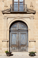 Fototapeta na wymiar Puerta y ventana antiguas de una iglesia medieval en Rubielos de Mora, Teruel, España