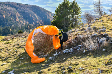 Paraglider accident. Parachute failed to start and got stuck in