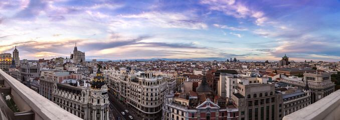 Fototapeta premium Panoramiczny widok z lotu ptaka na Madryt