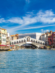 Gondola at the Rialto bridge in Venice - obrazy, fototapety, plakaty