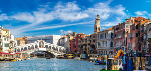 Gondola at the Rialto bridge in Venice © Sergii Figurnyi