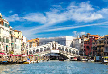 Gondola at the Rialto bridge in Venice - obrazy, fototapety, plakaty