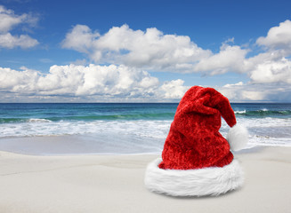 Weihnachtsmütze am Strand