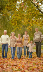 Fototapeta premium Family relaxing in autumn park