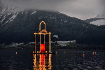 Schwimmende Adventskerze im Salzkammergut