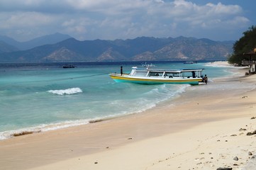Fototapeta premium Beautiful white beach, blue, clear water and traditional longtailboat.