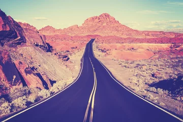 Fotobehang Koraal Vintage getinte gebogen woestijn snelweg, reisconcept, USA