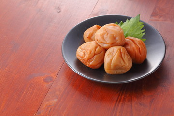 梅干し　Pickled plums  umeboshi