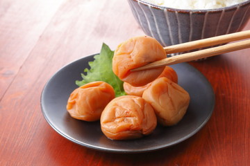 梅干し　Pickled plums  umeboshi