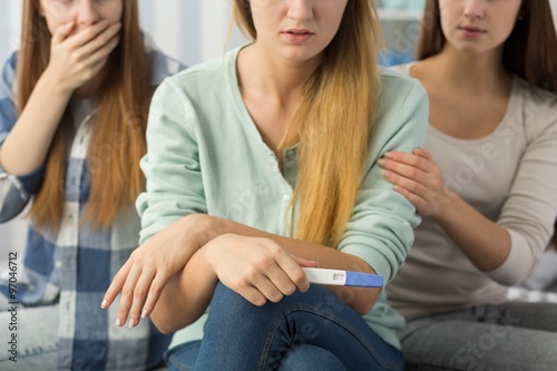Teenage Girl With Pregnancy Test Stockfotos Und Lizenzfreie Bilder