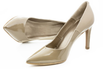 Stöckelschuhe in beige auf weißem Hintergrund