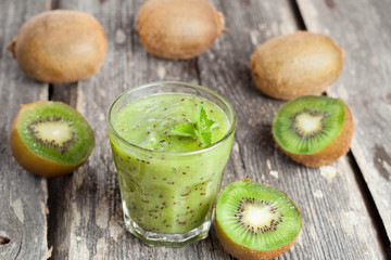 Fototapeta na wymiar kiwi smoothie with fresh fruits