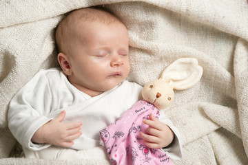 Baby mit Stofftier