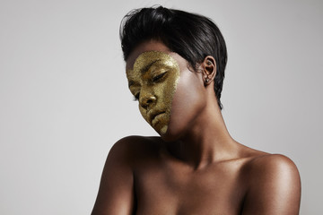 Obraz premium black woman with a golden glitter on her face of a heart shape