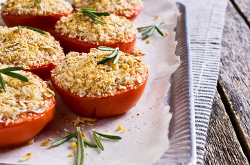 Tomatoes with crunchy sprinkles