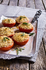 Tomatoes with crunchy sprinkles