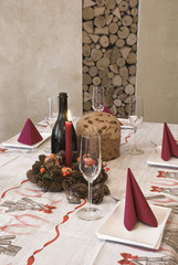 La tavola apparecchiata per mangiare il panettone