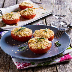 Tomatoes with crunchy sprinkles