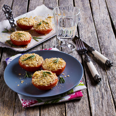 Tomatoes with crunchy sprinkles