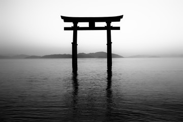 滋賀県　白髭神社、湖中鳥居