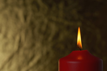 rote Kerze dunkel goldener Hintergrund