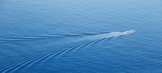 Motorboot auf dem Meer