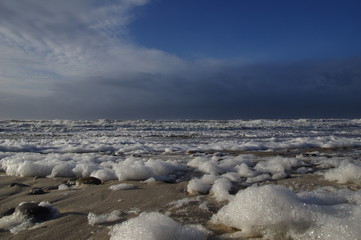 Fototapeta premium Schaumbildung am Strand von Dänemark