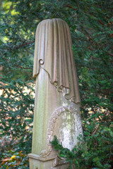 alter Grabstein, Säule