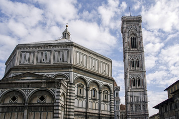 Fototapeta na wymiar Vistas de la monumental catedral de Florencia en Italia