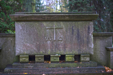 Alter Grabstein mit Kreuz