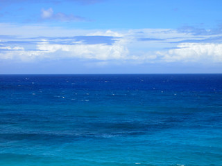 Obraz premium Shallow wavy blue ocean waters of Makapu'u