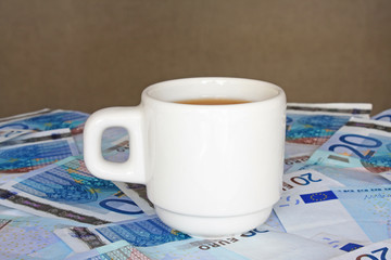 Tasse de caf&eacute; avec billets de 20 euros