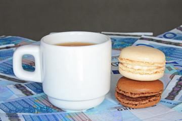 Tasse de café et macarons avec billets de 20 euros