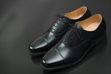 男性用の黒い革靴