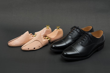 男性用の黒い革靴とシューキーパー