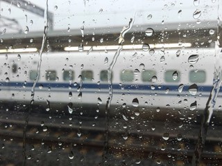 ガラスの水滴と電車