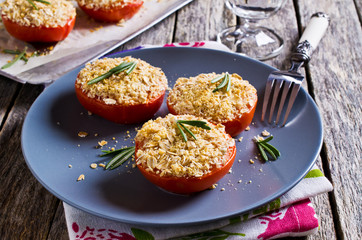 Tomatoes with crunchy sprinkles